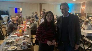 Etwa 50 Interessierte sind in die Gaststätte „Krautwickel“ in der Nähe des Pfingstbergweihers gekommen, um Melis Sekmen und Andreas Jung zuzuhören.