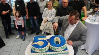 Bürgermeister Achim Weitz schneidet die Jubiläumstorte zum 50. Geburtstag des Heddesheimer Hallenbads an.