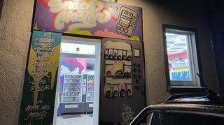 Blick in den Automaten-Kiosk in Ladenburg, der rund um die Uhr ("24/7") geöffnet hat.