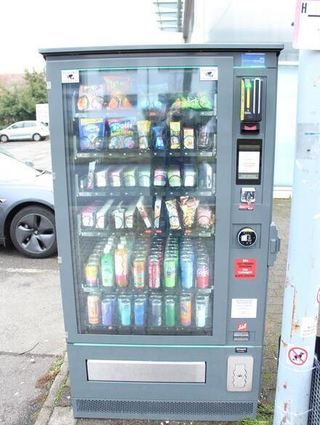 Blick auf einen Warenautomaten, der seit Oktober 2023 an der B3 in Schriesheim steht..