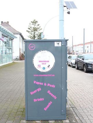 Ein von der Seite aufgenommener Warenautomat an der B3 in Schriesheim. Zur Sicherheit wird er mit einer Kamera überwacht.