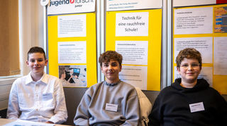 Jannis Budai (v. l.), Ben Kessler und Mio Fertig der Alfred-Delp-Schule entwickelten einen Rauchmelder speziell für Vapes und Zigaretten