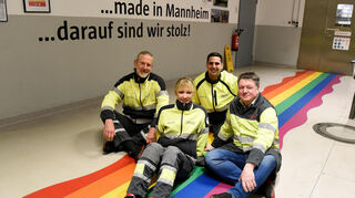 (V.l.): Sven Strietter, Nadine Haaß, Christopher Bee und Mario Kuret im „Regenbogen-Raum“. MIndestens einmal die Woche ist jeder Beschäftigte hier bei einem Update-Meeting über aktuelle Standort-Themen dabei.