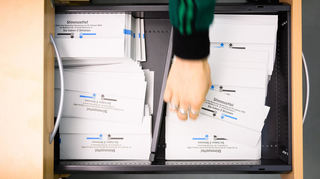Stimmzettel für die Bundestagswahl 2025 in einer Briefwahlstelle.