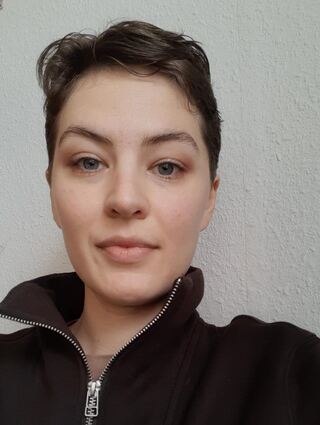 Elli Erffa aus Freiburg (auf diesem Bild) und Anne Parlow aus Mannheim haben die langen Versionen der Wahlprogramme der Parteien zur Bundestagswahl als Podcast eingesprochen.