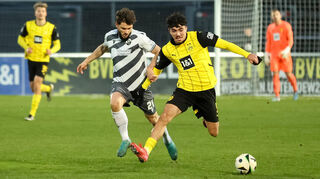 Vergebliche Mühe: Marco Schikora (li.) vom SV Sandhausen versucht in dieser Szene gegen den Dortmunder Antonio Foti an den Ball zu kommen. Der SVS unterlag in Dortmund mit 0:1.