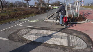Die „Fußgängerinsel“ ist nun rundlich, Radfahrer können einen größeren Radius fahren.