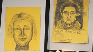 Im Kunstunterricht haben Schülerinnen und Schüler Porträts von Holocaust-Überlebenden gemalt, die Toscano fotografiert hatte.