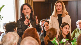 Annalena Baerbock (l.) und Nina Wellenreuther bei der Grünen-Wahlkampfveranstaltung im Mannheimer Eichbaum Brauhaus