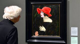 Blick in die Ausstellung „Die Neue Sachlichkeit – Ein Jahrhundertjubiläum“ in der Kunsthalle Mannheim. Zu sehen ist „Bildnis Martha Dix“ von Otto Dix, 1923.