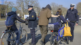 „Gib acht mit dem Gepäck“: Fahrradkörbe und auch offene Rucksäcke können ein gefundenes Fressen sein für Langfinger. Weil diese Diebstähle in der Vergangenheit deutlich zugenommen haben, klären Philipp Kiefner und Denis Maier (v.l.) von der Polizei die Radler über die Risiken auf.