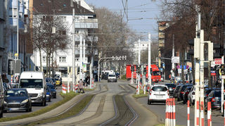 Auch in der Waldhofstraße vom Alten Meßplatz in Richtung Norden heißt es früher oder später für Mannheims Autofahrer: runter vom Gas.