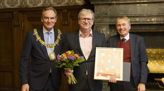 Rainer Gluth (M.) mit Leipzigs Oberbürgermeister Burkhard Jung (l.) und Andreas Goerdeler, Vorstandsvorsitzender der Goerdeler-Stiftung.
