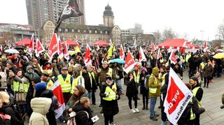 Am Warnstreik auf dem Alten Meßplatz hatten sich viele beteiligt.