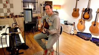 Der Sänger und Songschreiber Florian Sürie in seinem Mörlenbacher Home-Studio.
