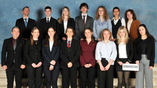 Die THIMUN-Delegierten aus der Region (v.l.): Thorsten Wild, Arnulf Gierich, Jolien Mastenbroek, Philippe Sontheimer, Elisabeth Ahlf, Ruby Vier, Anastasia König, Niklas Wagner, Liv von Campenhausen, Avitall Gräßler, Luisa Bloos, Ema Kaslová, Maja Cukelj, Marlena Schmidt, Madalina Calinescu.