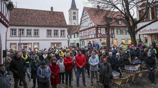Mehr als 150 Schriesheimer kamen zur jüngsten Demonstration für Demokratie und Klimaschutz vor das Historische Rathaus in der Altstadt.