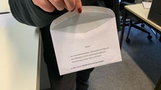 Die Stimmzettel für die Briefwahl werden in blickdichte Umschläge wie diesen gesteckt.