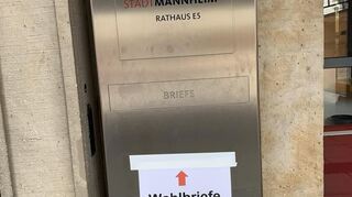 In diesen Briefkasten im Mannheimer Rathaus können noch bis Sonntag, 18 Uhr, Stimmzettel in entsprechenden Umschlägen eingeworfen werden.