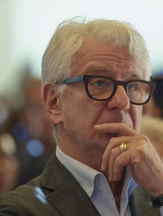 Marcel Reif ist von der Laudatio sichtlich berührt.Bild: Berno Nix
