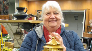 Angelika Herm mit ihrer Laterne im Jugendstil-Look.