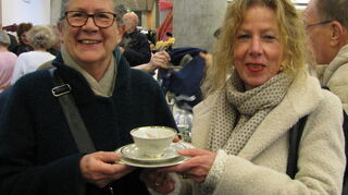 Hannelore Schubert (r.) mit Freundin Grete Leonhard freut sich über ihre Sammeltasse.