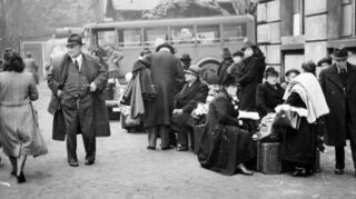 Warten auf dem Schulhof: Juden aus Ludwigshafen-Nord, Mite und Hemshof auf dem Hof der Maxschule, im Hintergrund einer der Busse.