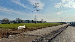 Entlang der Trasse der L 597 (rechts) läuft der künftige Radschnellweg RS 2, im Hintergrund das Unternehmen Bäko in Neckarhausen.