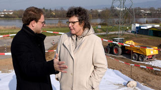 Bürgermeister Florian König (l.) im Gespräch mit Regierungspräsidentin Sylvia Felder.