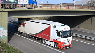 Marode Infrastruktur: Die Otto Konz Brücke, die über die Bundesstraße 10 führt, zählt zu den Brücken im Südwesten mit einer Gefahr von Spannungskorrosion.