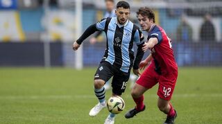 Gala gegen Rostock: Arianit Ferati (l., im Zweikampf mit Benno Dietze von Hansa) musste nach einer starken Leistung im vergangenen Spiel ausgewechselt werden.