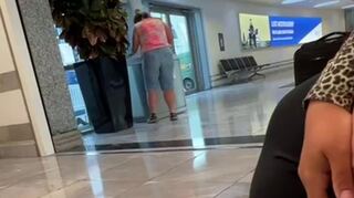 Nino G. beim Suchen von Pfandflaschen am Stuttgarter Flughafen.