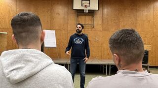 Poetry Slammer Fatih Serbest steht vor zwei Häftlingen in der JVA Frankenthal. Er bekommt am Ende den meisten Beifall.