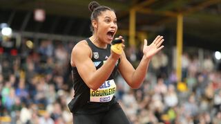 Yemisi Ogunleye ließ ihrer Freude nach dem fulminanten ersten Versuch freien Lauf.