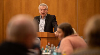 Bürgermeister Gottfried Störmer am Rednerpult im Sitzungssaal des Lampertheimer Stadthauses während der Stadtverordnetenversammlung am Freitagabend.