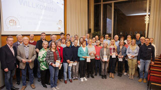 Voller Stolz nehmen die Sportler ihre Urkunde entgegen – einige haben schon Dutzende Abzeichen abgelegt.
