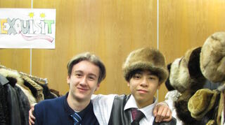 Jugendliche Erstkunden beim Mannheimer Pfennigbasar : Marius (l.) und Duc sind stylish unterwegs.