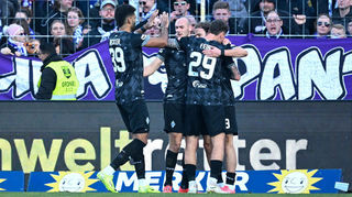 Die Waldhof-Profis konnten den Führungstreffer von Felix Lohkemper (2. v.r.) feiern, mussten aber noch vor der Pause den Ausgleich zum 1:1-Endstand hinnehmen.