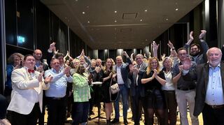 Alexander Föhr (Mitte) und seine Freunde jubeln bei der Wahlparty in Heidelberg.
