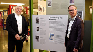 Klaus Schirdewahn (l.) und Helmut Metzner bei der Vernissage zur Ausstellung „gefährdet leben. Queere Menschen 1933-1945“ in der Mannheimer Abendakademie.