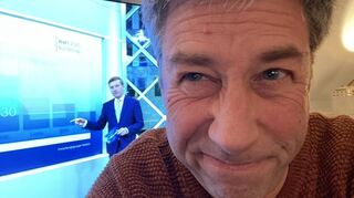 Selfie mit Grafiken der Forschungsgruppe Wahlen für das ZDF: Frederic Hormuth im heimischen Wohnzimmer in seiner Wahlheimat Heppenheim.