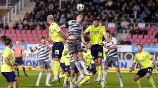 Fatih Kaya (v. l.), David Otto und Moritz Flotho, Schütze des entscheidenden Tores zum 1:0 des SV Wehen Wiesbaden beim SV Sandhausen, im Kopfballduell.