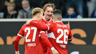 Nick Woltemade (Mitte) traf auch bei der TSG Hoffenheim für den VfB. Stürmt der Angreifer bald auch für die Nationalmannschaft?
