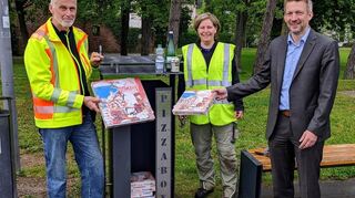 Bereits vor drei Jahren hat die Stadt sechs Pizzaboxen aufgestellt. Nun wollen die Fraktionen mit einer Verpackungssteuer noch schärfer gegen die Abfallflut vorgehen.