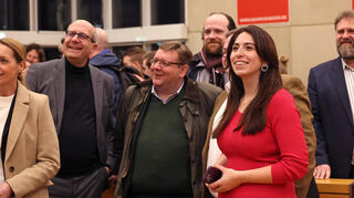 CDU-Kandidatin Melis Sekmen freut sich am Sonntagabend im Stadthaus gemeinsam mit Parteifreunden über den Sieg der Christdemokraten.