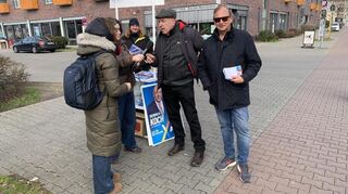 Ein BBC-Team interviewt AfD-Mann Heinrich Koch im Wahlkampf auf dem Waldhof auf Englisch.