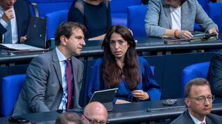 Ein Bild, das es in den kommenden Legislaturperiode nicht mehr geben wird. Melis Sekmen spricht mit Andreas Jung, Sprecher der CDU für Klimapolitik, im Bundestag. Sekmen hat zwar den Wahlkreis Mannheim gewonnen, erhält aber kein Mandat für den Bundestag.