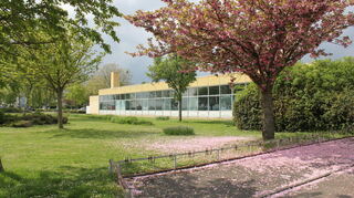 Das Ilvesheimer Hallenbad auf einem Bild von Mitte April 2022. Damals war es noch für die Öffentlichkeit zugänglich, Ende April 2022 musste es schließen. Aktuell bietet eine Schwimmschule noch Kurse im Hallenbad an.