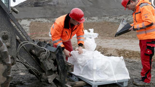 Mitarbeiter der Abfallwirtschaft prüfen auf der Buchener Deponie Sansenhecken die korrekte Verplombung von Abfällen in Bigpacks und die Übereinstimmung mit den Dokumenten.