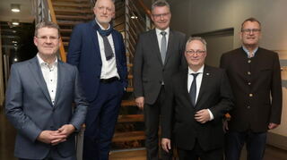Jörg Michels (EnBW, v.l.) Michael Münter (Umweltministerium), Landrat Achim Brötel (Neckar-Odenwald-Kreis), Ronald Rieck (KTE) und Mathias Ginter (Abfallwirtschaftsgesellschaft des Neckar-Odenwald-Kreises) nach der Vertragsunterzeichnung